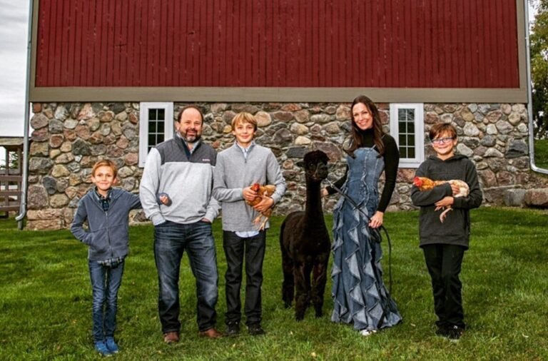Emily Carriveau Husband Jeff, Children And Wedding Details
